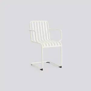 Hay Palissade Cantilever Armchair i cremehvid med buet ramme og parallelle sæde- og rygstænger.