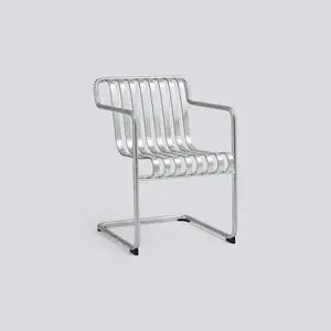 Hay Palissade Cantilever-stol i metal med slatted sæde og ryglæn, armstøtter på begge sider.