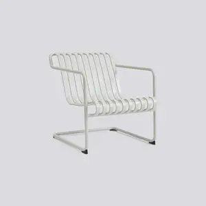 Hay Palissade Cantilever Lounge Chair Low i sky grey med parallelle lameller og svævende design.