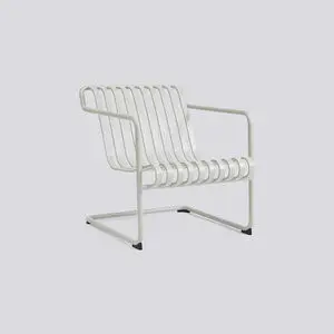 Skygrå kantileverstol med buet ramme og parallelle lameller.