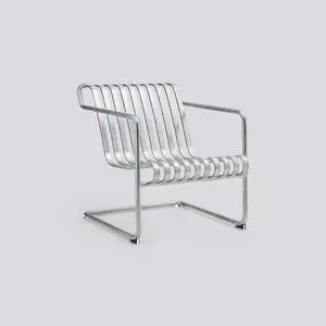 Hay - Palissade Cantilever Lounge Chair Low i sølv med lodrette lameller og moderne design.