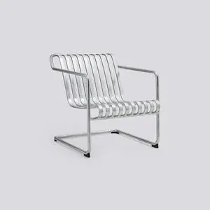 Moderne, metallisk loungestol med slatted design og integrerede armlæn.