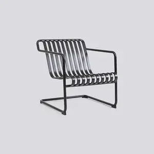 Hay Palissade Cantilever Lounge Chair i antracit med vandrette lameller og armlæn.