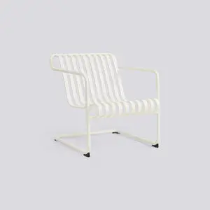 Hay Palissade Cantilever Lounge Chair Low i cream white med slatted design og cantilever base.
