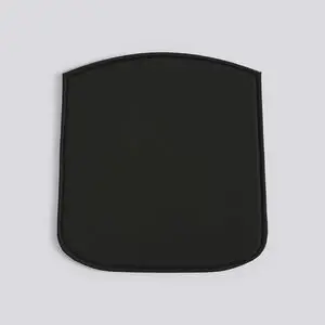 Sort sædepude, rektangulær med afrundede kanter, minimalistisk design.