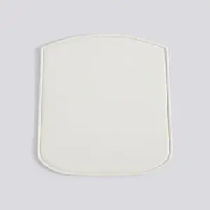 Hvid sædepude med afrundet bund og lige top, passer til stole i forskellige materialer.