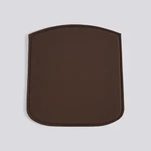 Brun sædepude med rektangulær form, afrundede hjørner og let kant.