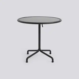 Rundt bord i antracit med slank søjle og fire buede ben.