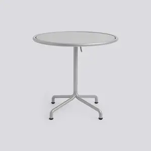 Rundt bord i sølvgrå med pulverlakeret aluminiumsstel og trebenet fod.