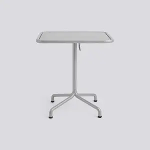 Firkantet bord i sølvgrå med central søjlebase og fire ben.