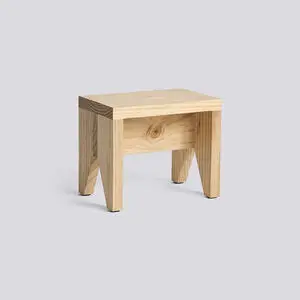 Rektangulært sæde, fire skråtstillede ben, synlig træstruktur og naturlig finish.