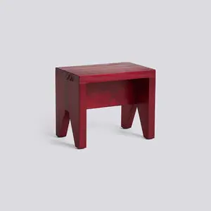 Rød skammel med rektangulært design, glat overflade og solide ben for stabilitet.