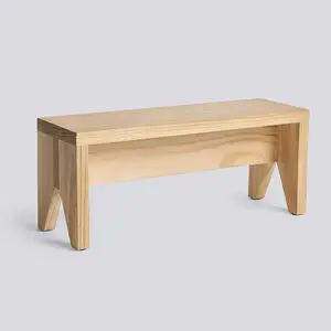 Enkel rektangulær skammel med naturlig træfinish og to brede ben i hver ende.