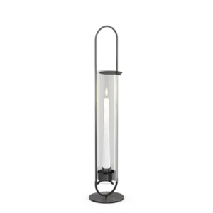 Slank, høj lysestage med cylinderformet glas, sort base og top, perfekt til indendørs dekoration.