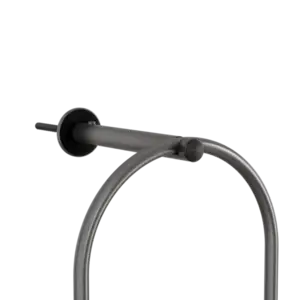 Vægmonteret lysestage i sort, børstet finish, med fokus på monteringsdelen.