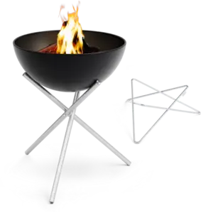 Moderne ildskål på tripod-stativ med flamme, stilfuldt designet til udendørs brug.