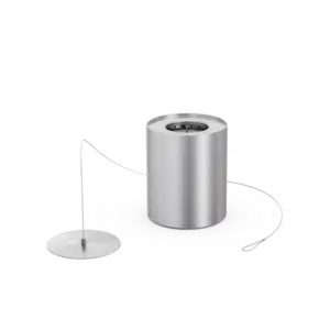 Cylindrisk metalbrænder med slukningslåg og håndtag, stilrent design.