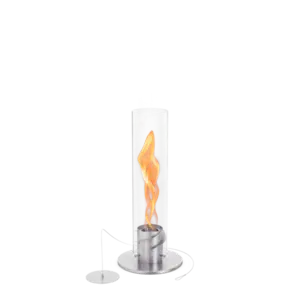 Elegant bordpejs med cylinderformet glas og drejende flamme på en sølvfarvet base.