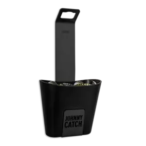 Sort vægmonteret flaskeåbner med kop til kapsler og teksten "JOHNNY CATCH" på forsiden.