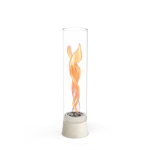 En gennemsigtig cylinder med en flamme indeni, på en lys cremefarvet base.