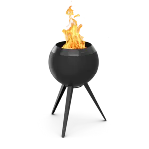 Rund sort ildkurv med flammer på trefod. Brandnavnet "höfats" ses på kanten.