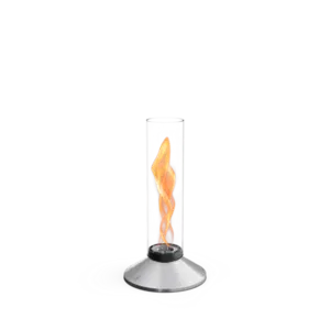 Moderne bordpejs med synlig flamme i gennemsigtig cylinder på bred sølvbase.