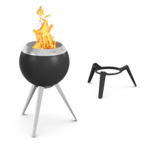 Rund ildskål med flammer på høj stander, kort stativ ved siden af.