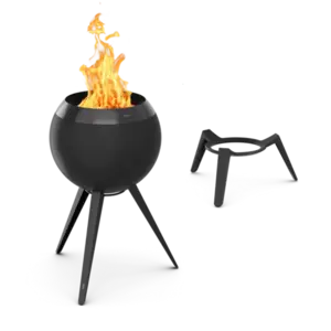 Sort kugleformet ildsted med flammer på treben, ved siden af ekstra stativ.