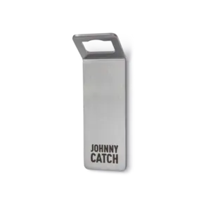 Sølv vægmonteret oplukker med "JOHNNY CATCH" trykt. Magnetisk funktion til kapsler.