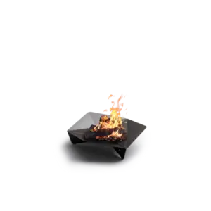 Trekantet ildskål med brændende træstykker og flammer, moderne og geometrisk design.