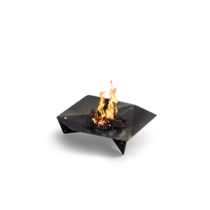 Kvadratisk ildskål i sort metal med skarpe vinkler og flammer i midten.