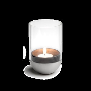 Stilfuld lanterne med gennemsigtigt glas, sølvbase og tændt lys indeni.