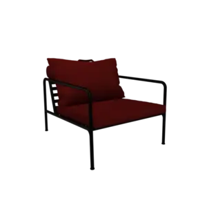 Stol med skarlagenrøde puder og sort metalstel, moderne design.
