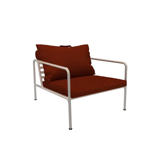 Stol med hvidt stel og rustfarvede puder. Enkel og moderne design.