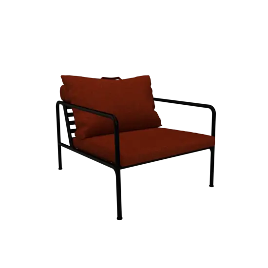 Stol med sort metalstel og rustfarvede puder.