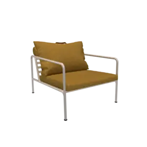 Stol med hvidt metalstel og gule puder. Moderne design med enkel struktur og komfortable sæder.