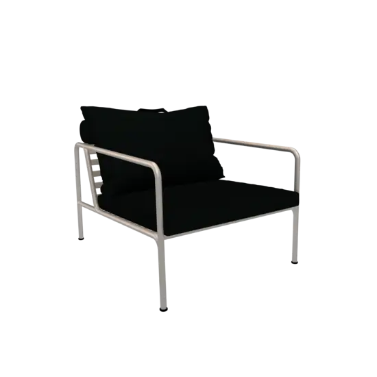 Moderne stol med lys ramme og mørke puder. Enkel, stilren design med kontrastfarver.