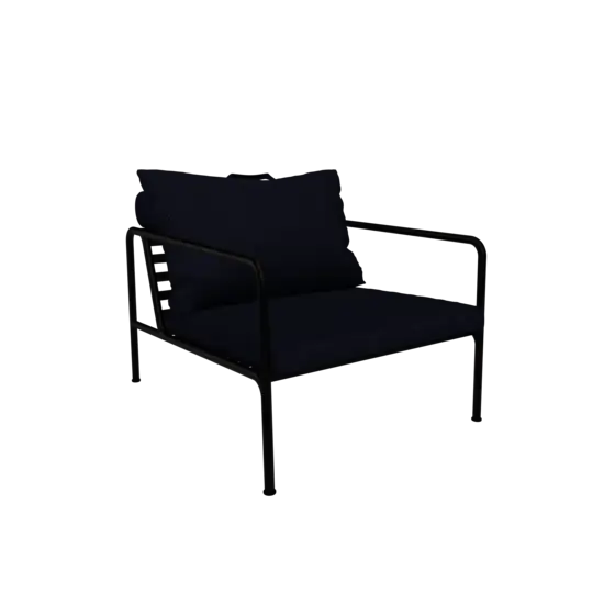 Stol med indigo pude og sort stel, minimalistisk design med tynde metalrammer og armlæn.