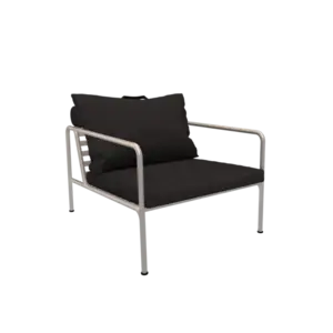 Stol med mørkegråt pude og lys stel, minimalistisk design.