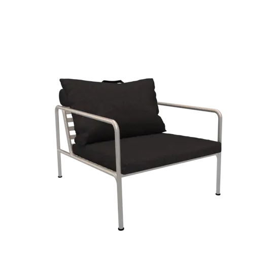 Stol med mørkegråt pude og lys stel, minimalistisk design.