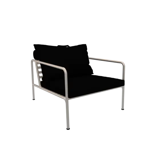 Stol med sort pude og hvid metalramme, minimalistisk design.