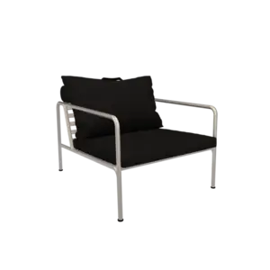Elegant stol med lys metalramme og sorte puder. Minimalistisk design med slanke armlæn.