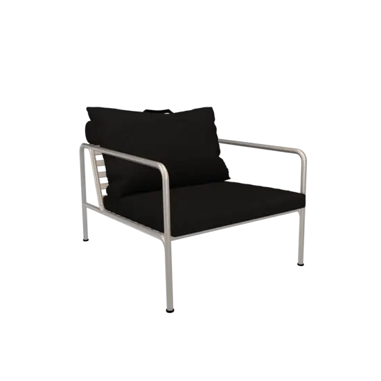 Elegant stol med lys metalramme og sorte puder. Minimalistisk design med slanke armlæn.