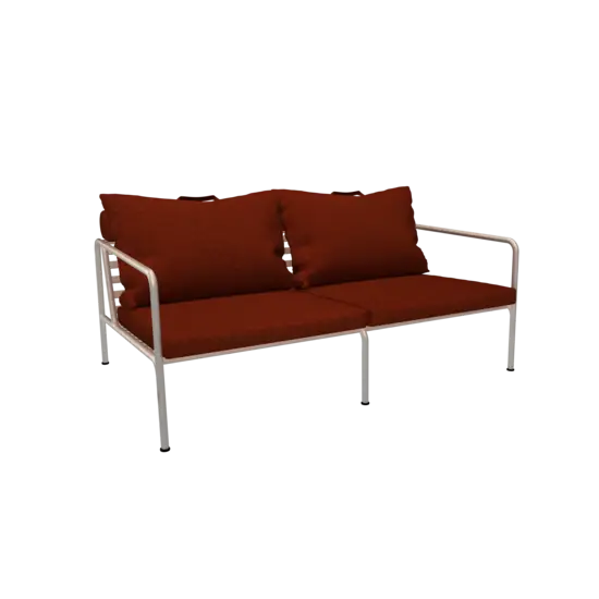 To-personers sofa med rustfarvede puder og hvidt stel.