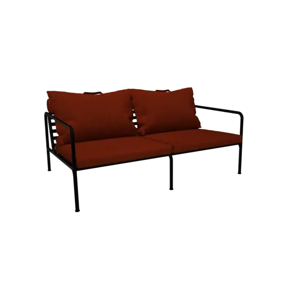 To-personers sofa med rustfarvede puder og sort stel. Minimalistisk design.