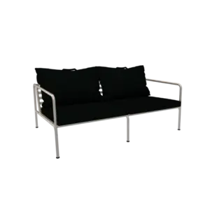 To-personers sofa med mørke puder og lyst stel i minimalistisk design.