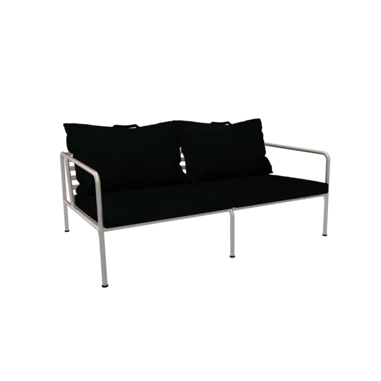 To-personers sofa med mørke puder og lyst stel i minimalistisk design.