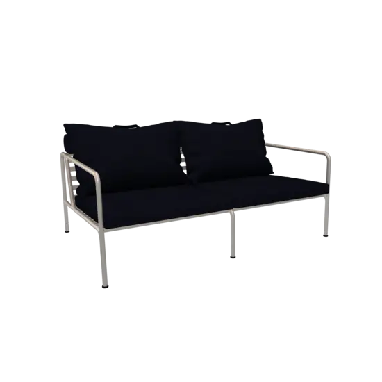 To-personers sofa med indigo puder og muted hvid stel, moderne og minimalistisk design.
