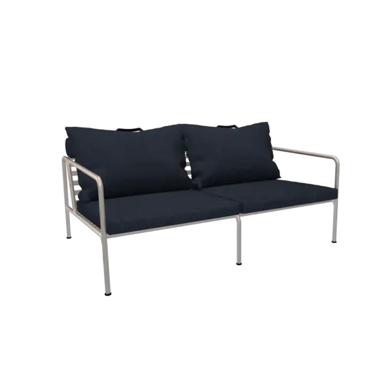 To-personers sofa med hvidt stel og mørke puder. Enkel og moderne stil.