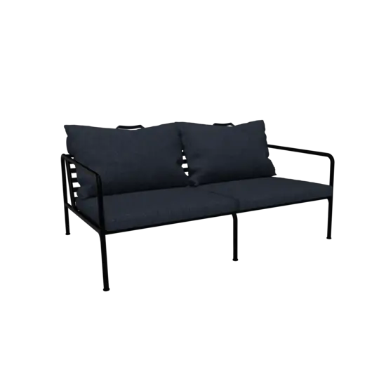 Tofarvet sofa med mørkeblå puder og sort metalstel, moderne design.